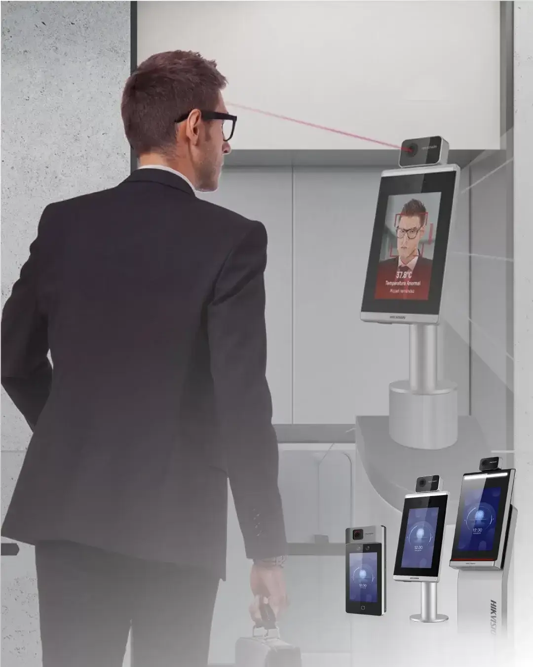 Persona ingresando frente a una terminal de reconocimiento facial