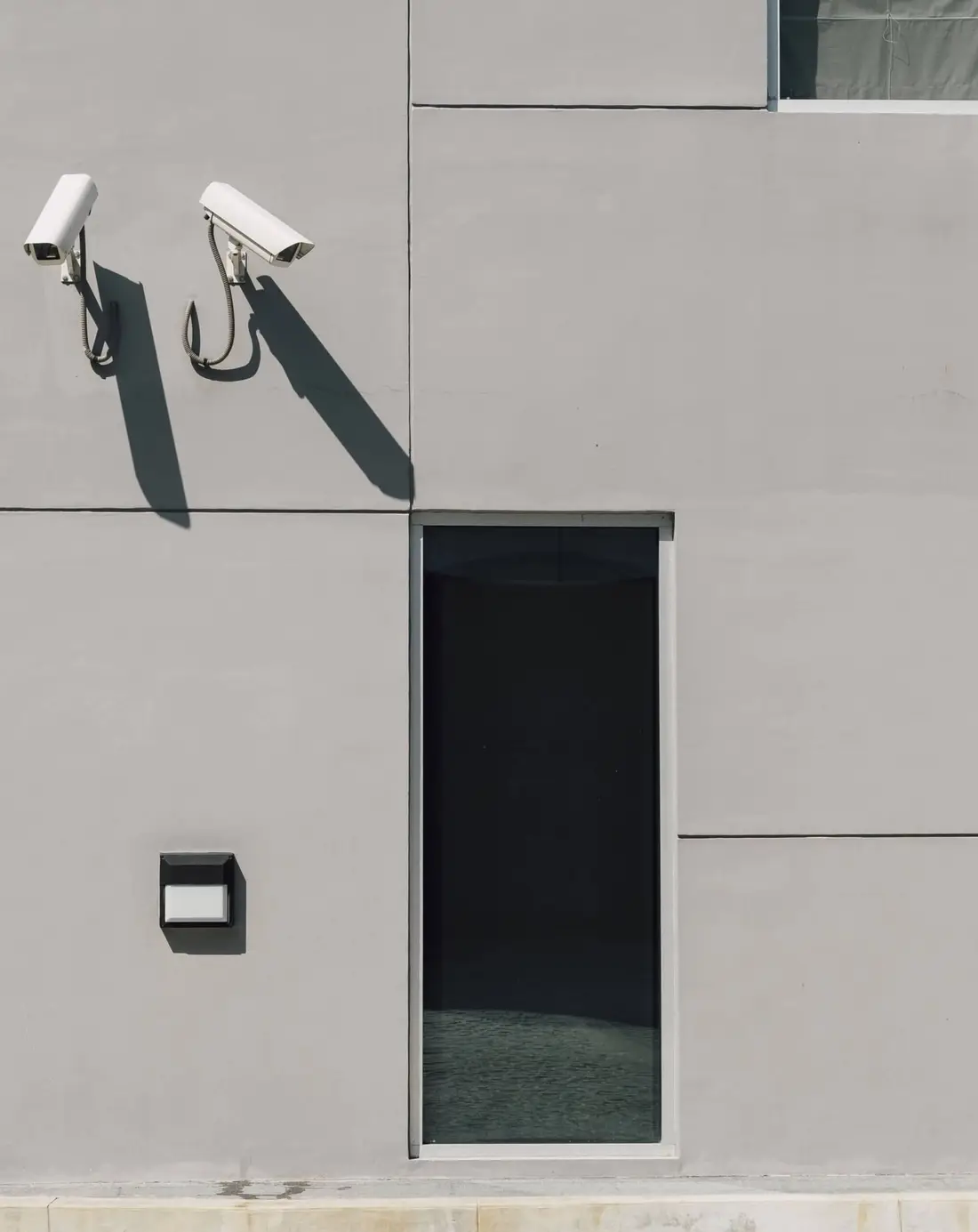 Cámaras de video vigilancia en la fachada de un edificio