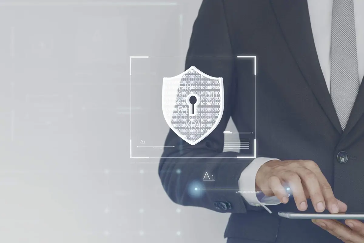 Consultor de seguridad trabajando con una tablet