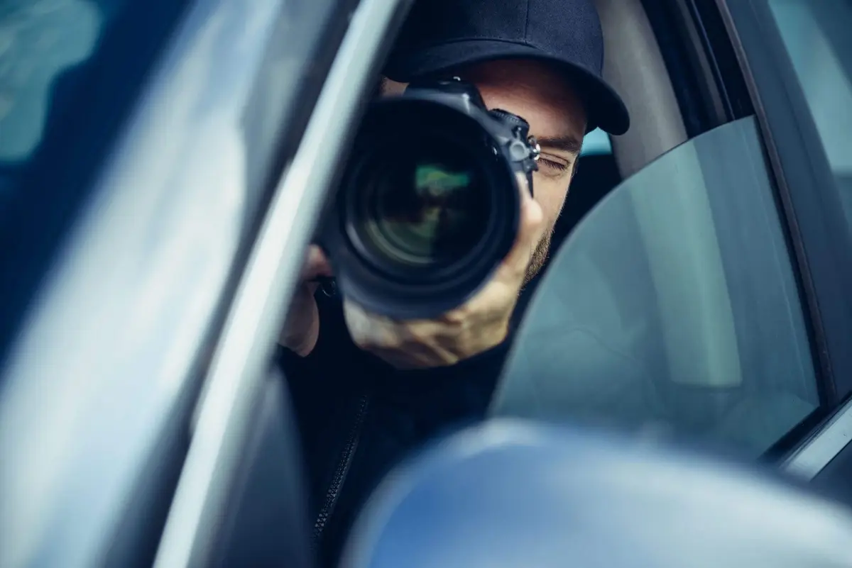 Investigador tomando fotografías desde un vehículo